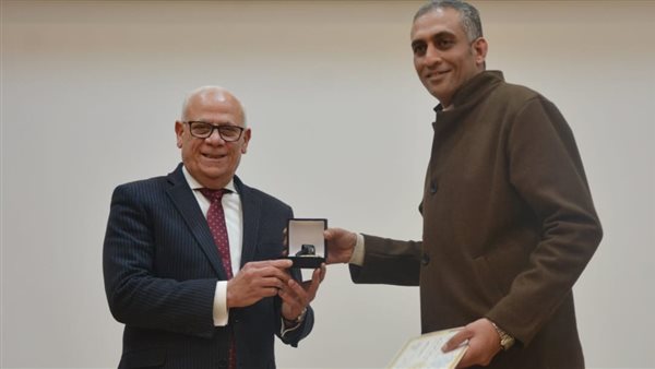 محافظ بورسعيد يكرم