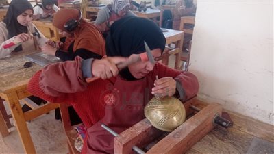 يا حلاوة الإيد الشغالة.. سيدات قنا يبدعن في النقش على النحاس: منتجاتنا بتتصدر للخارج