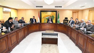 محافظ الفيوم والتنمية المحلية يبحثان إنشاء مجمع صناعات قائم على زيتون المائدة