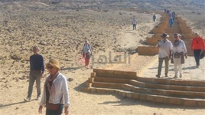 وفود سياحية أوروبية متعددة الجنسيات تزور المناطق الأثرية بالمنيا