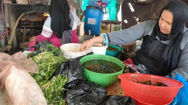 أم أحمد أثناء قيامها