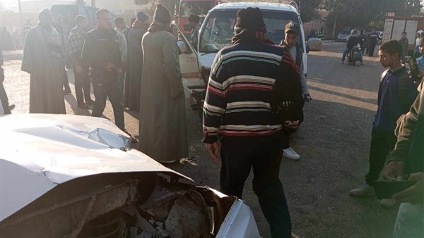 إصابة 11 شخصًا في