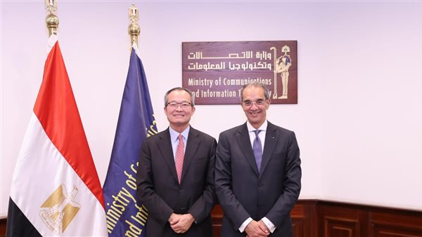 وزير الاتصالات مع