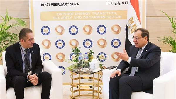 وزير البترول ومسؤول