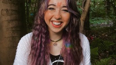 مصابة بها منذ 10 سنوات.. بريطانية تعاني مع مرض نادر بعد التشخيص الخاطئ