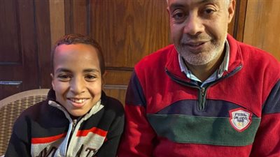 الصغير عمر الذي احتفى بالأسرة الفلسطينية في مصر: حبيت أجبر بخاطرهم وفخور بموقف بلدي | بث مباشر 