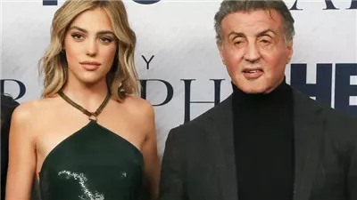 ابنة سيلفستر ستالون: أبويا كان بيديني مطواة عشان أدافع عن نفسي في المدرسة