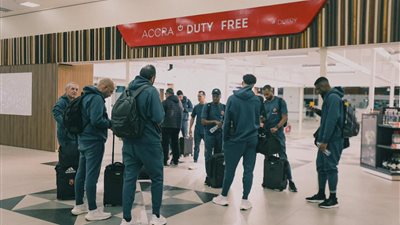 السفير المصري في غانا يصل مطار أكرا لمتابعة أزمة طائرة الأهلي