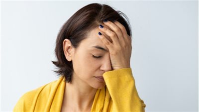 أبرزها التعب وتشوش الذهن.. خبراء يحذرون من علامات انقطاع الطمث 