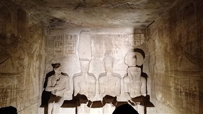 وسط انبهار السياح.. الشمس تتعامد على وجه رمسيس الثانى بمعبدي أبو سمبل