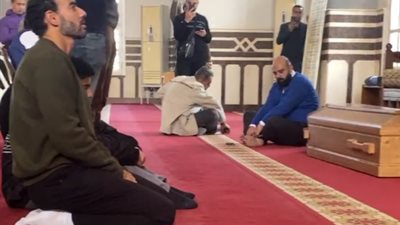 استعدادا لصلاة الجنازة.. وصول جثمان الدكتور هاني الناظر إلى مسجد المجمع الإسلامي والحزن يسيطر على نجله | بث مباشر 