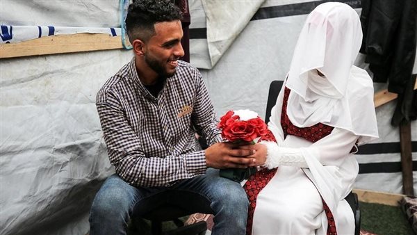 العروسان النازحان