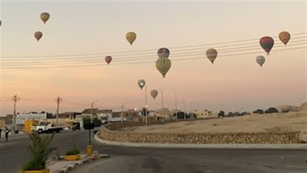 البالون الطائر بسماء