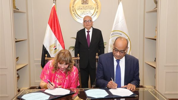 جانب من التوقيع