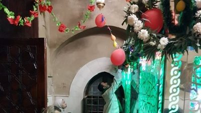 بأكاليل الغار والورود.. أهالي الأقصر يزينون مقام أبو الحجاج في ذكرى مولده