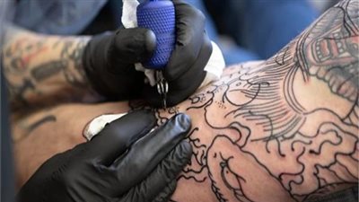 أطباء يحذرون من مخاطر الوشم: يسبب التهابات ونتوءات