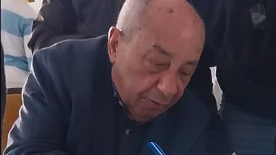 نقيب المهندسين يدلي بصوته في انتخابات التجديد النصفي للنقابة