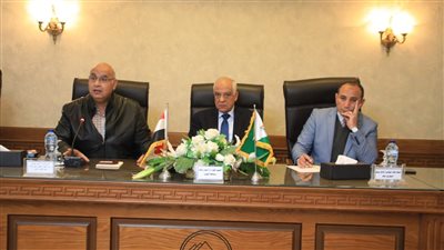 محافظ الجيزة يناقش نسب التنفيذ لإحلال وتجديد وتحويل المرافق المتعارضة مع المشروعات القومية