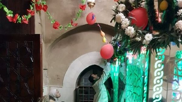 تعليق الورود وأكاليل