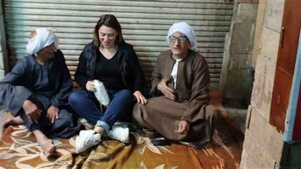 سائحة فرنسية تفترش