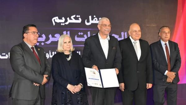 تكريم رئيس جامعة