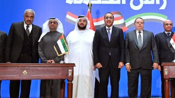 جانب من التوقيع 