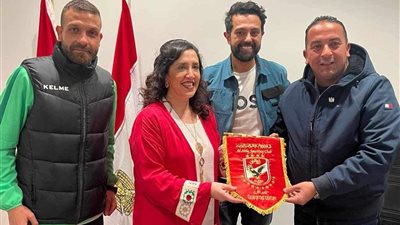 الأهلي يستقبل عمدة مانشستر ويُهديها درع وعلم النادي