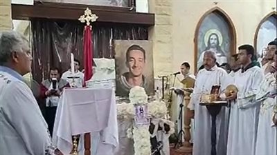 بالحزن والبكاء.. راعي كنيسة القديسة رفقة يشيع جثمان نجله بعد تعرضه لحادث أليم| بث مباشر