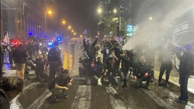 آلاف المتظاهرين في تل أبيب يطالبون برحيل نتنياهو.. والشرطة تستخدم مسدس الصعق وتعتقل أعدادًا كبيرة