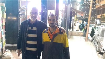 عامل نظافة يعثر على 300 ألف جنيه ويعيدها إلى صاحبها في الإسكندرية 