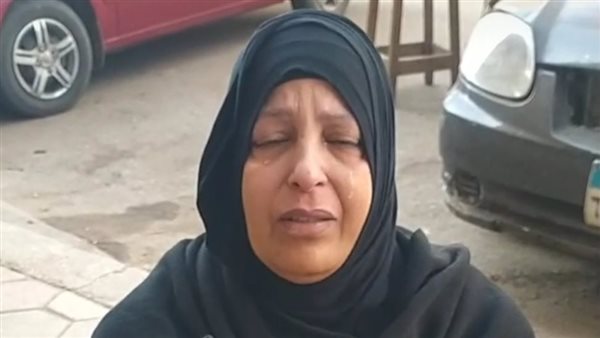 والدة الشاب المقتول