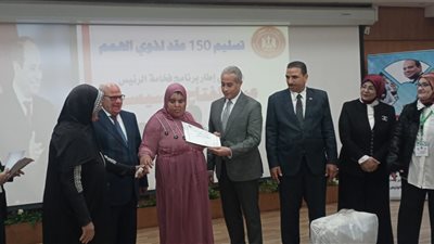 وزير العمل يسلم 150 عقد وظيفة لذوي الهمم.. ويؤكد: وفرنا 13 ألف فرصة عمل| صور 