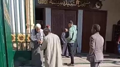 وصول جثمان المنتج ممدوح يوسف إلى مسجد السيدة نفيسة لصلاة الجنازة عليه