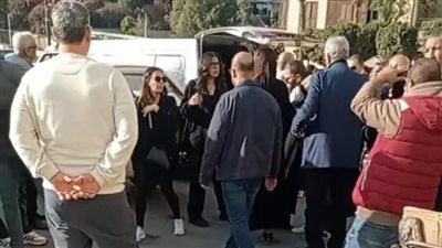 انتهاء صلاة الجنازة على المنتج ممدوح يوسف في ظل غياب نجوم الفن وطليقته مونيا