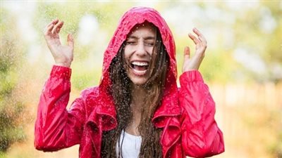 ما لم يكن ثلوجًا.. بشارات في تفسير حلم نزول المطر بغزارة للعزباء 