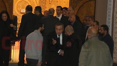 رئيس الوزراء الأسبق عصام شرف أول الحضور في عزاء الدكتور هاني الناظر | بث مباشر 