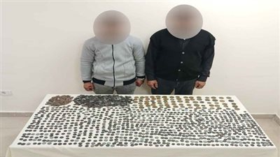 1400 قطعة أثرية.. التحقيق في ضبط شخصين لحيازتهما قطعًا أثرية بقصد الإتجار بالجيزة | صور