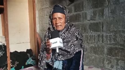 عايشة لوحدي وخايفة.. مسنة بالمنيا تستغيث: بيطلع عليا ثعابين ونفسي أبني سقف بيتي| بث مباشر