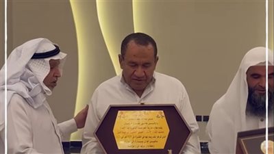 بعد 35 عامًا.. طلاب سعوديون يحتفلون بمدرس مصري خلال زيارته للمملكة