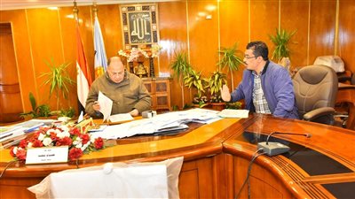 محافظ أسيوط: تقديم سبل الدعم لتنفيذ مشروعات الرصف بالمراكز والأحياء بـ 360 مليون جنيه