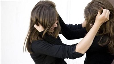 خاصة مع حماتك.. تفسير حلم الخناق مع شخص اعرفه ودلالات الشتائم