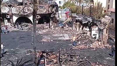 قاعة حفلات تحولت لرماد.. خسائر بملايين في حريق بقرية النورس السياحية ببورسعيد| بث مباشر