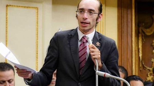 النائب محمد عبد العزيز