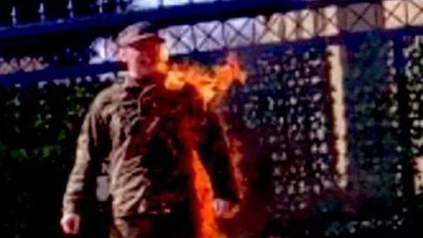 جندي أمريكي يشعل