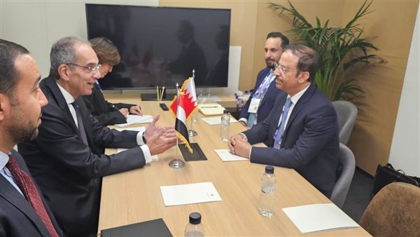 وزير الاتصالات مع