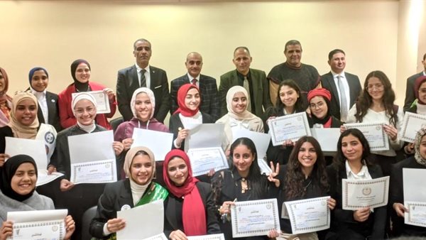 جانب من الطلاب الفائزين