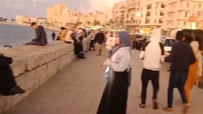 بالتزامن مع استقرار الطقس.. إقبال من المواطنين على كورنيش الإسكندرية| بث مباشر 