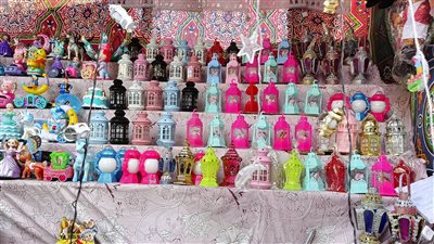 بوجي وطمطم الأشهر.. فوانيس رمضان تغزو الأسواق الأسوانية 