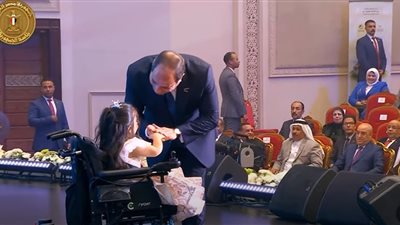 السيسي لطفلة من ذوي الهمم: اوعديني يوم القيامة تقولي لربنا هاته معانا الجنة