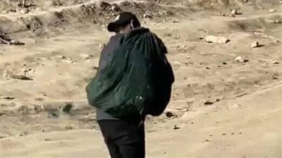 ذهبا لإحضار الدقيق فعاد أحدهما جثة.. قصة الصورة المتداولة لفلسطيني يحمل شقيقه الشهيد على كتفه